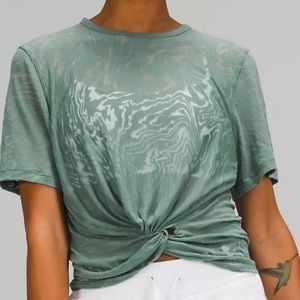 Lululemon crescent tee NWOT size 4